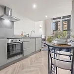 Super 1 Bed Town Hall, Art Gallery & Theatres - By Purestay Apartment
