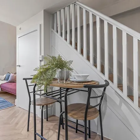 Stylish Flat In With Mezzanine Sleeps 4 By Purestay Апартаменти Лідс
